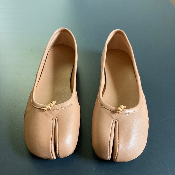 Tabi Split Toe Ballet Faux Leather Flat Shoes Apricot Tan Beige 39 38.5 8.5 9 - Picture 2 of 12